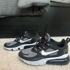 Nike air max 270 react size 7 women’s